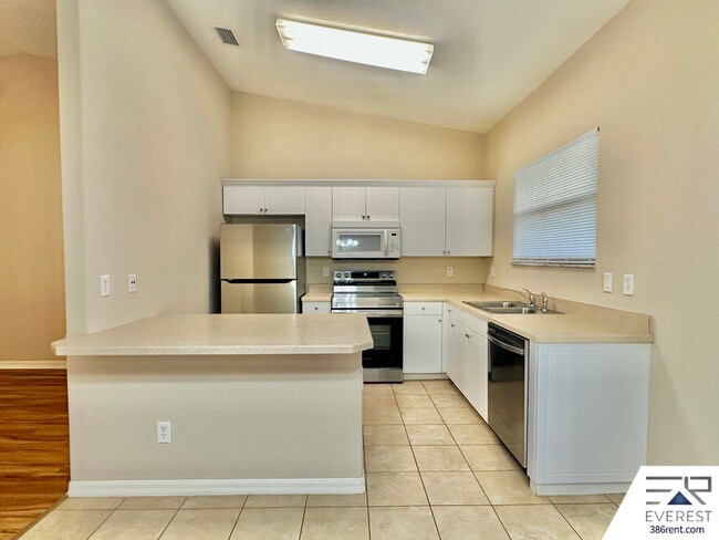 Building Photo - 27 Raintree Pl