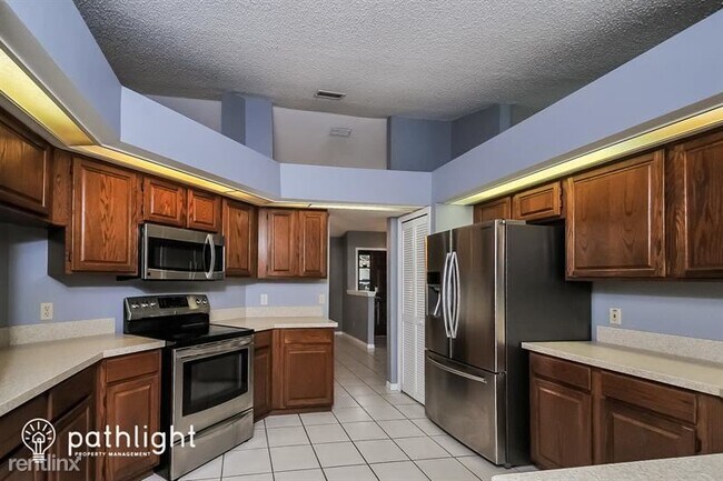 Building Photo - 4 br, 2 bath House - 3213 Stevenson Street...