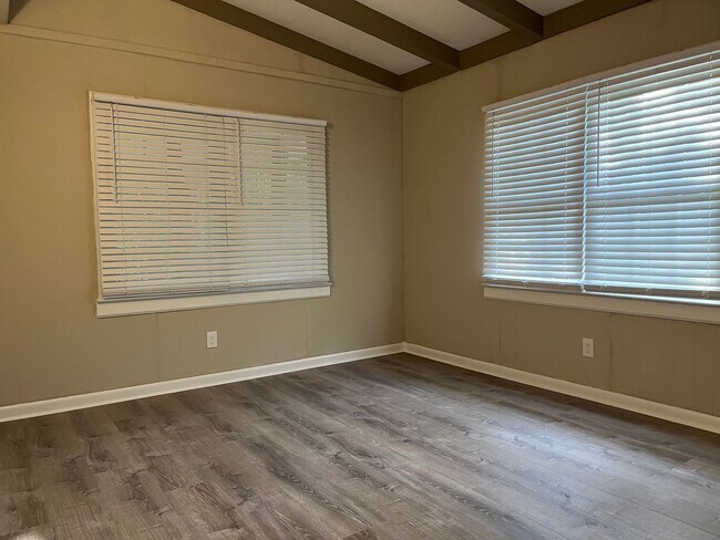 Building Photo - Spacious 4 Bedroom 2 bath home in Pawley's...
