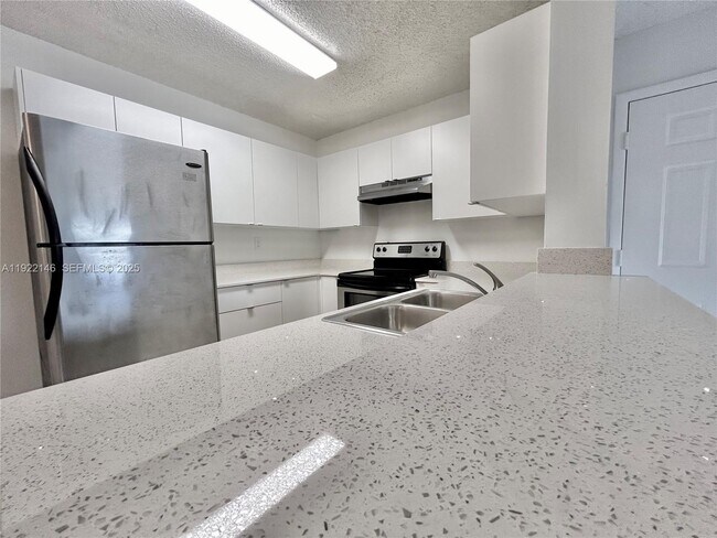 Building Photo - 301 Palm Way