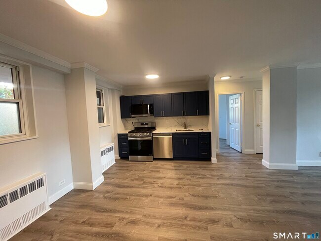 Building Photo - 444 Bedford St