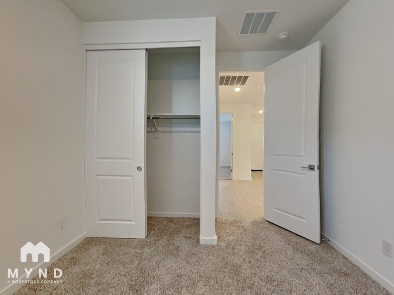 Building Photo - 17335 W Sunnyslope Ln