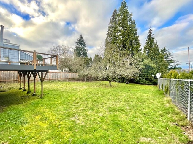 Building Photo - Mid-Century Gem in Kirkland’s Everest Park