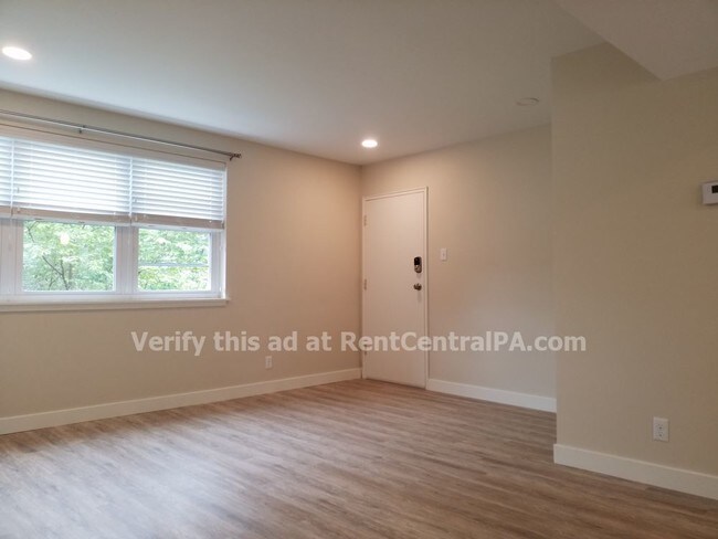 Building Photo - 412 S College St Apt 205