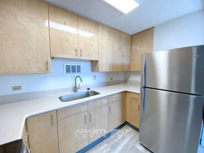 Building Photo - RENOVATED! 2 BED / 2 BATH / 1 PRK! CONVENI...