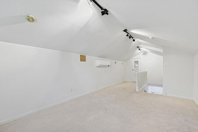 Building Photo - 5620 Richmond Ave