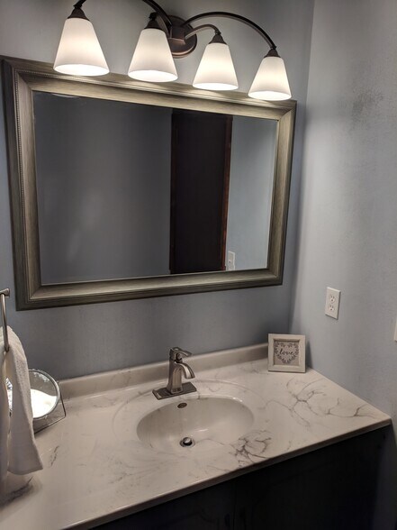 Full Bath - 833 Nowland Ct