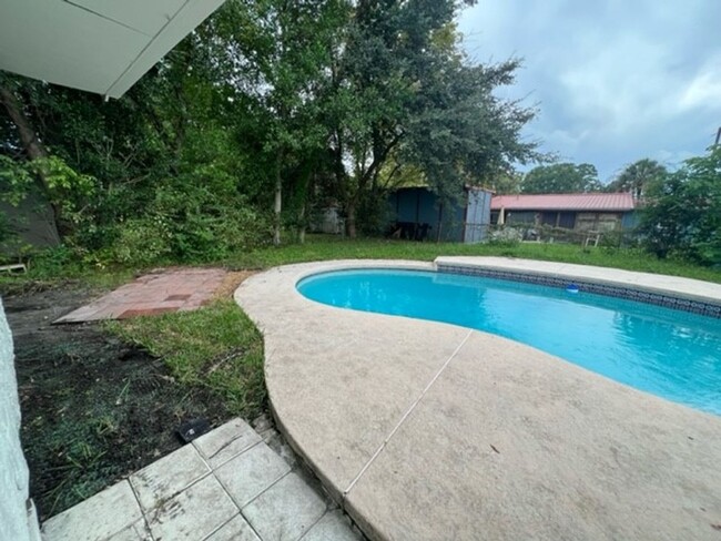 Building Photo - BEAUTIFUL 3/1 1300sq ft home with a POOL! ...