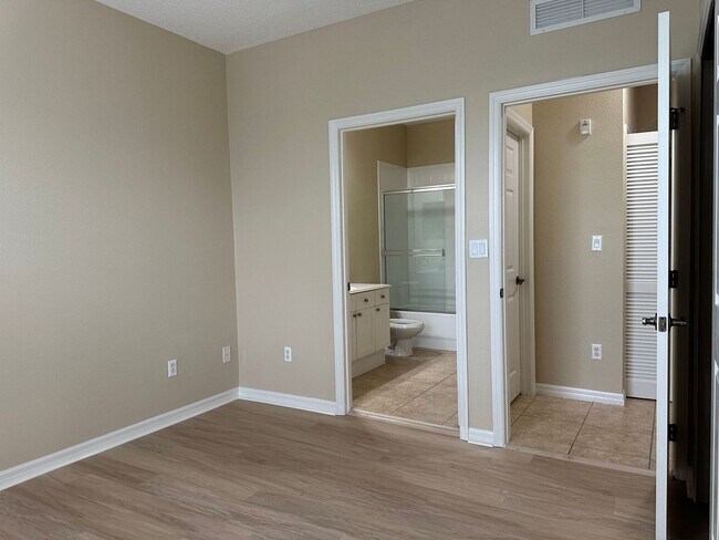 Building Photo - Top Floor Condo at Lakeside at Lakes of Wi...