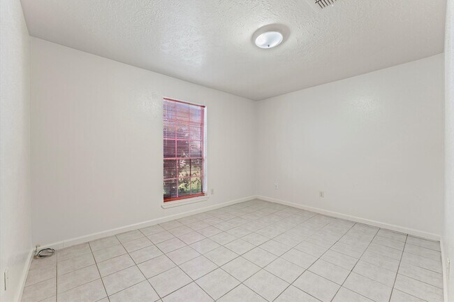 Building Photo - 711 Whippoorwill Dr