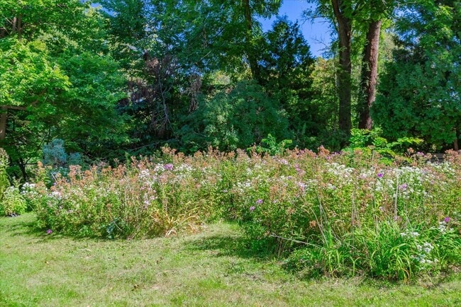 Building Photo - 401 Merrill Crest Dr