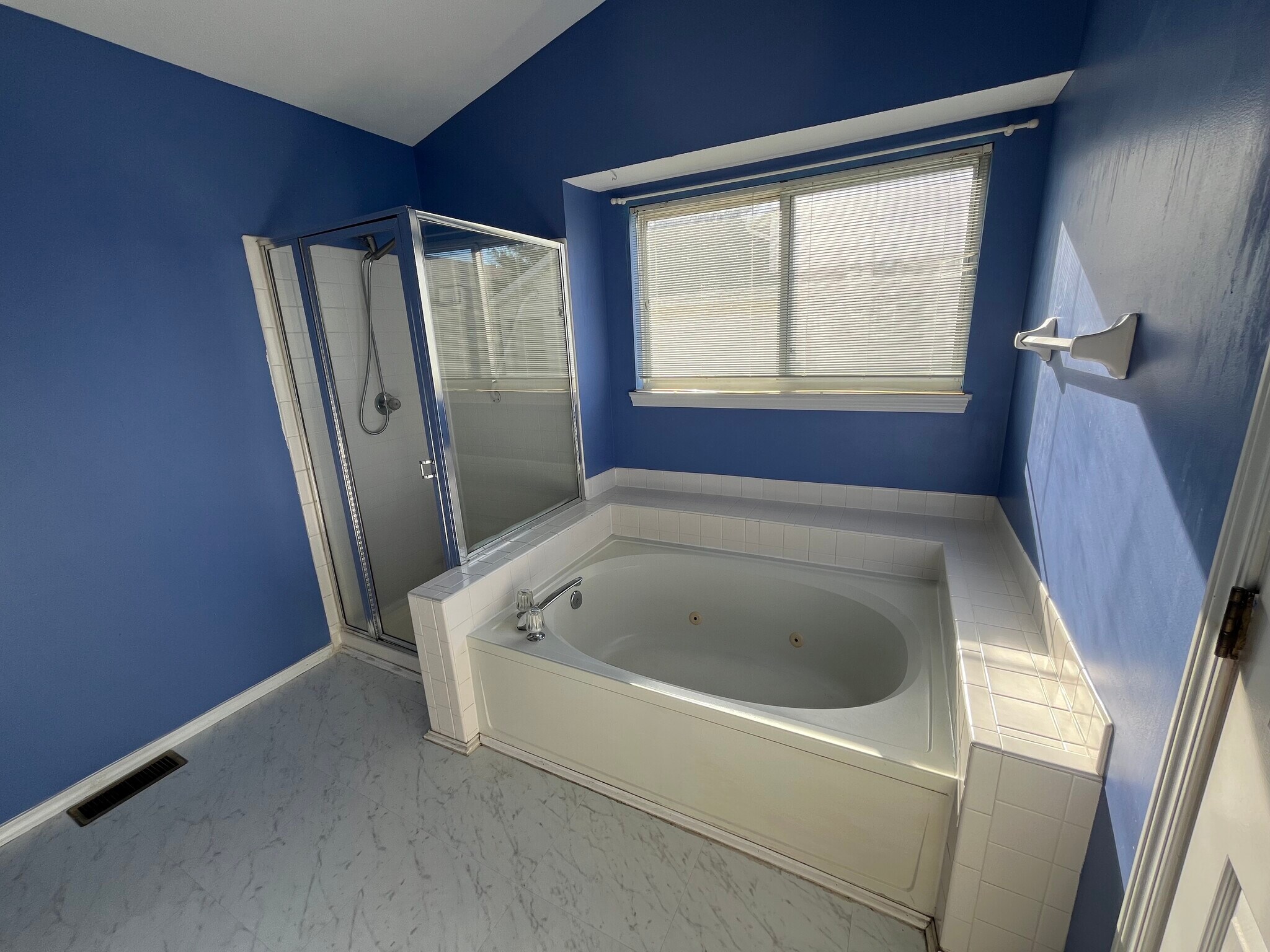 Building Photo - 914 Shandra Dr