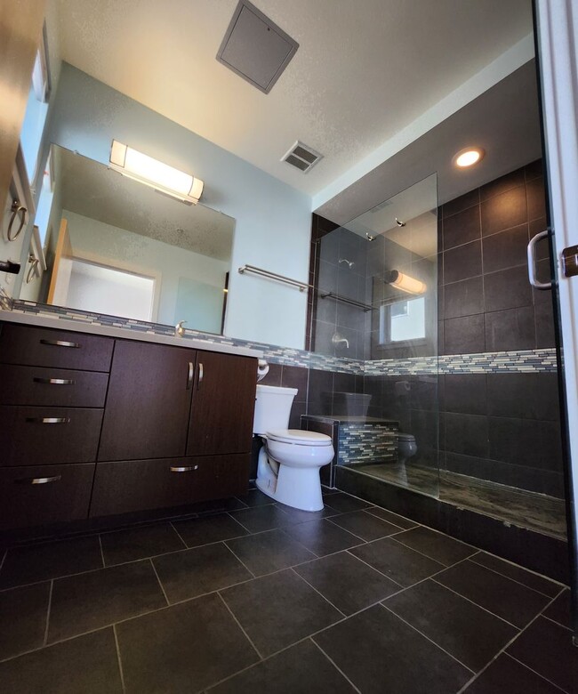 Building Photo - Modern 2 Bed/2 Bath Condo in Vibrant Fort ...