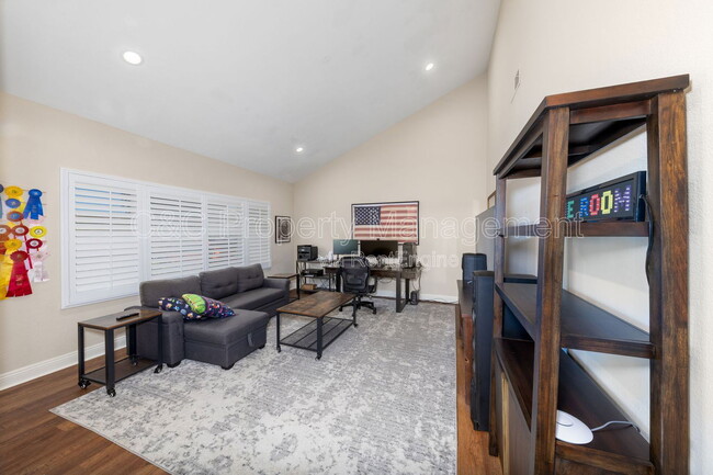 Building Photo - 39550 Calle De Companero