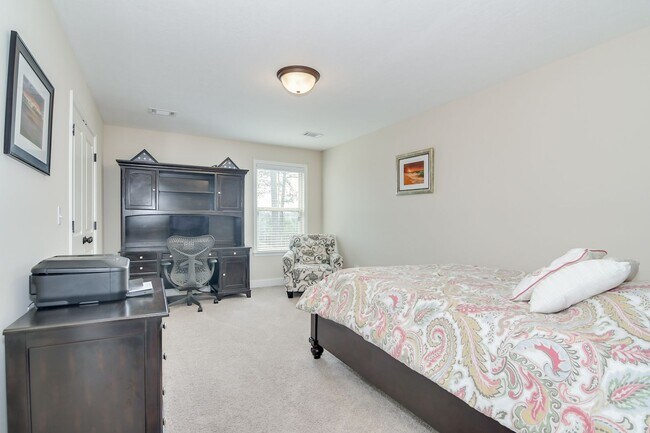 Building Photo - Gorgeous 5-Bedroom 3.5 Bath Home