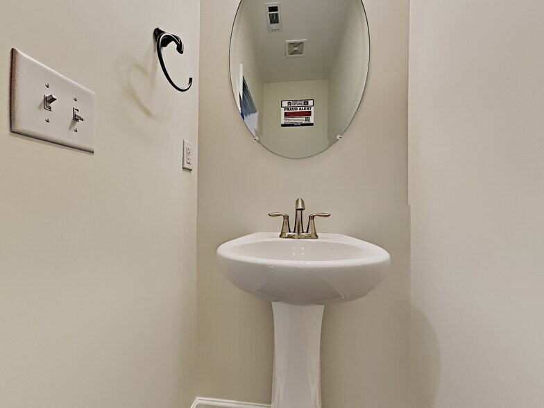 Building Photo - 307 Camp dr