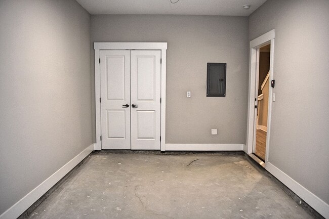 Building Photo - Available June 2025-Garage Unit Verandas a...