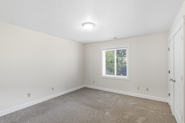 Building Photo - 17138-17146 NE Oregon St