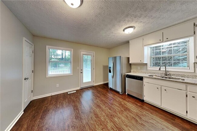 Building Photo - 3784 Cherokee Overlook Dr