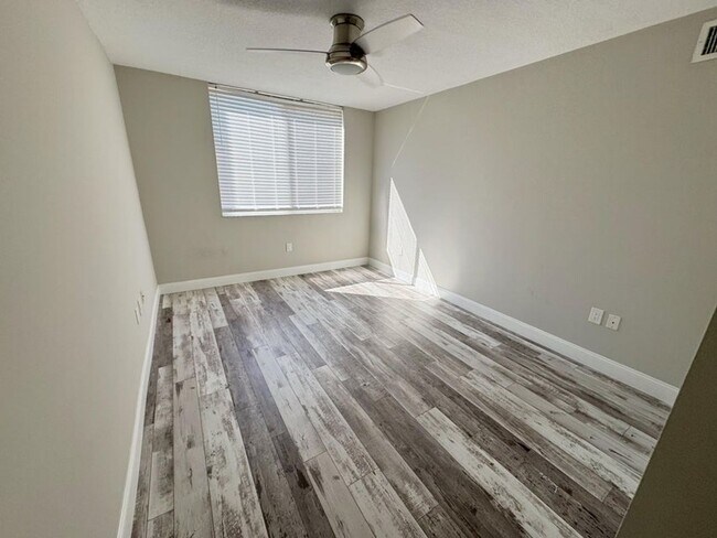 Building Photo - 300 Scotia Dr