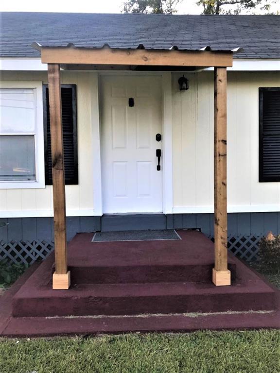 Building Photo - 903 N Valderas St