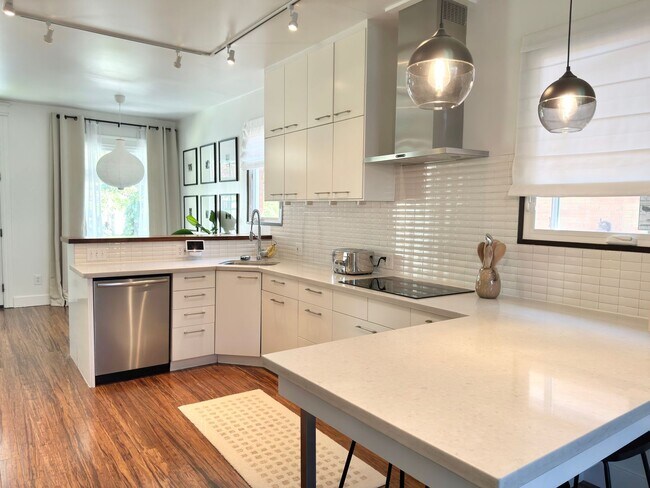Building Photo - Gorgeous Avenues Remodel!