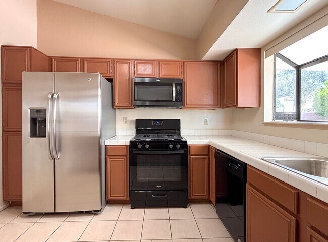 Building Photo - 1588 Yellowwood Dr