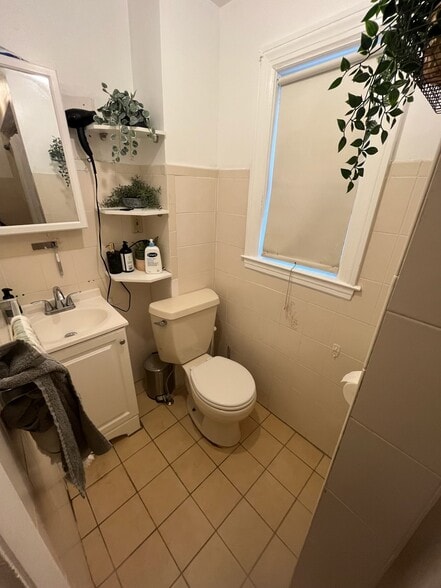 Building Photo - 110 Thorndike St