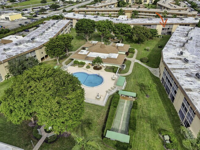 Building Photo - 700 Village Green Ct