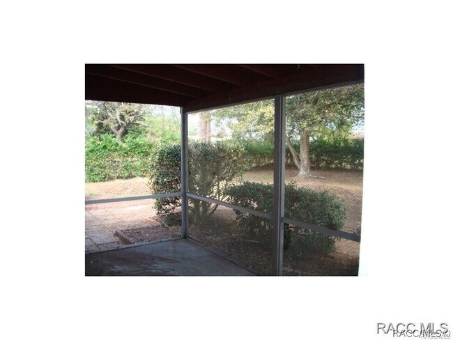 Building Photo - 9081 N Golfview Dr