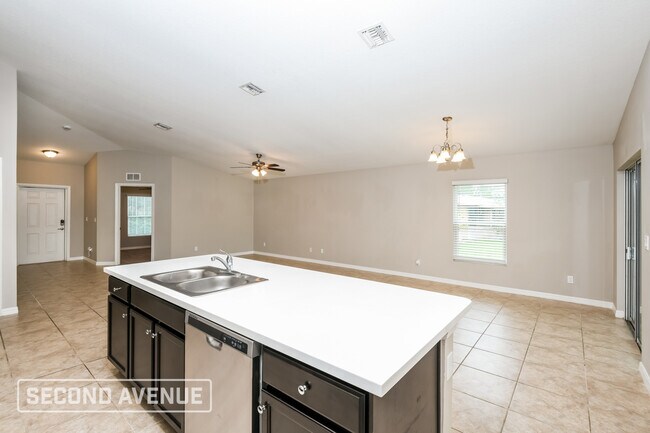 Building Photo - 846 Carnation Ave SE