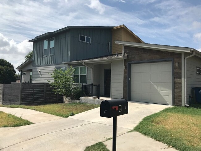 Primary Photo - BEAUTIFUL, OPEN TOWNHOUSE CLOSE TO DOWNTOWN