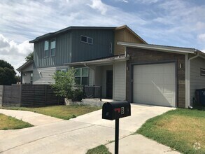 Building Photo - BEAUTIFUL, OPEN TOWNHOUSE CLOSE TO DOWNTOWN