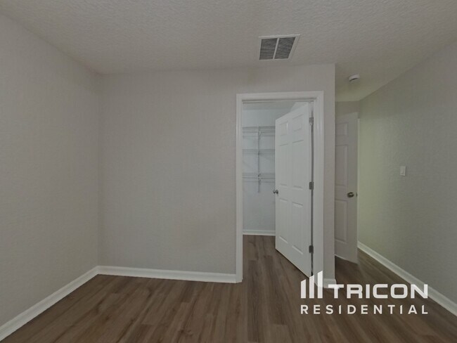 Building Photo - 4011 Palm Dr
