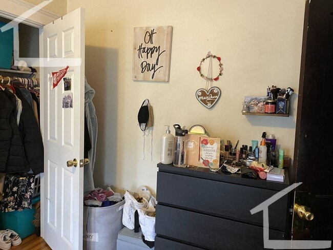 Building Photo - Amazing 3 bed 1 bath in BRIGHTON!!