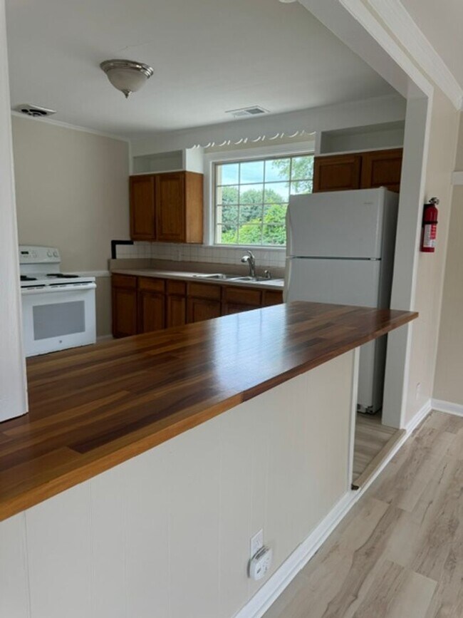 Building Photo - 2323 Sweetwood Rd
