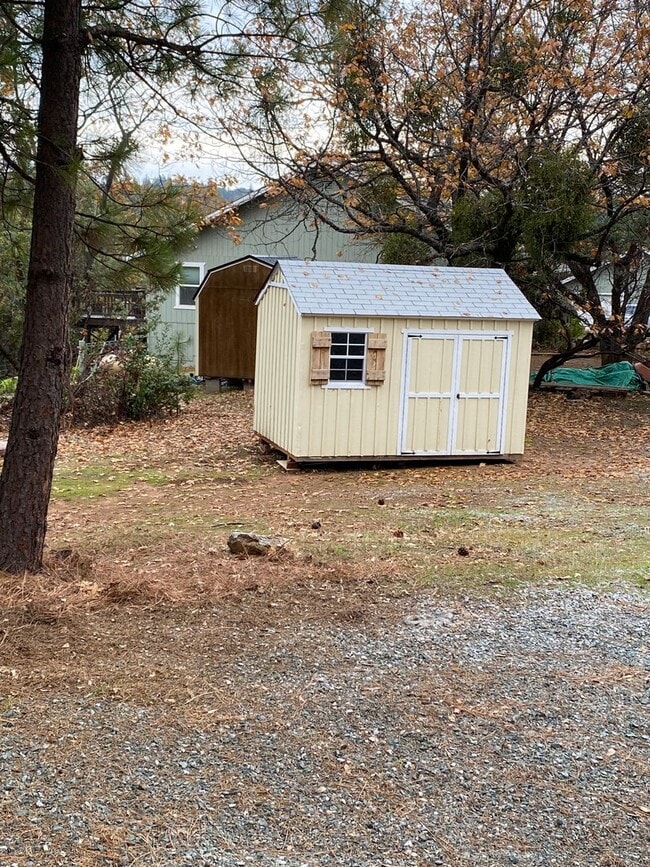 Building Photo - Pine Grove Home