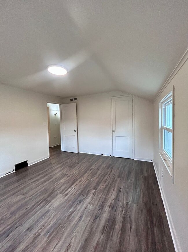 Building Photo - Newly Renovated 2 Bedroom Townhome