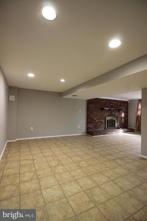 Building Photo - 102 Yeonas Dr SE