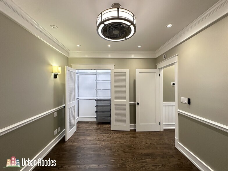 Building Photo - 1406 W Cornelia Ave