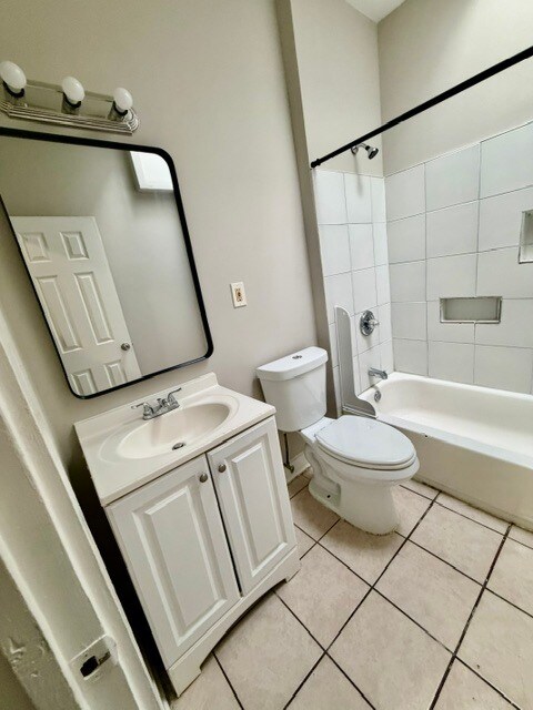 Building Photo - 4 bedroom 3 bathroom hose