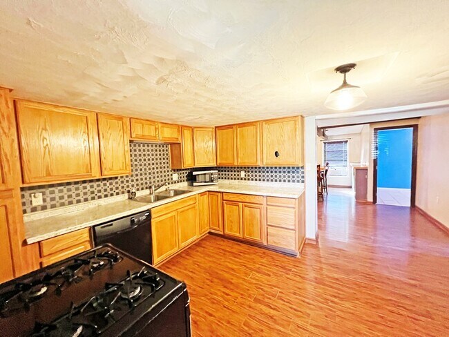 Building Photo - 1102 W Brown St