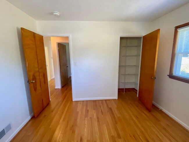 Building Photo - Charming 3Bedroom/2Bathroom Detached Home ...
