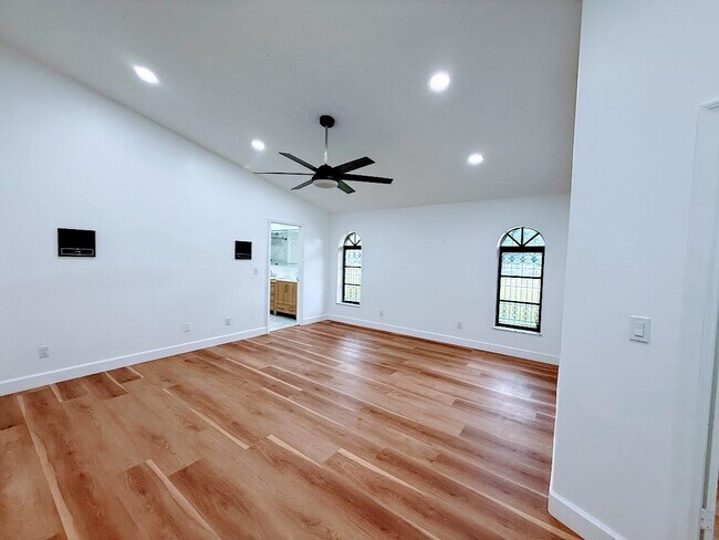 Building Photo - 465 SE Naranja Ave