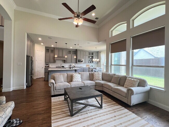 Building Photo - 5 Bed | 5 Bath | 3-Car Garage | 4,054 Sq f...