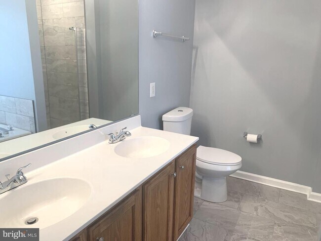 Building Photo - Beautiful 3bd 2/2bth duplex with attached ...