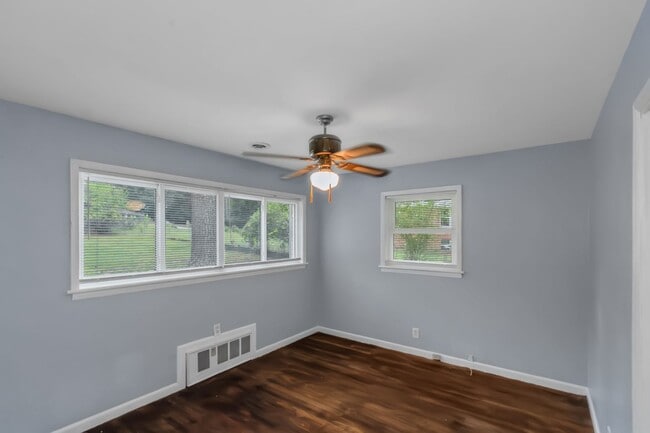 Building Photo - Your new home Awaits!