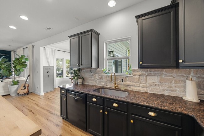 Building Photo - Discover this stunning 3-bedroom, 2.5-bath...