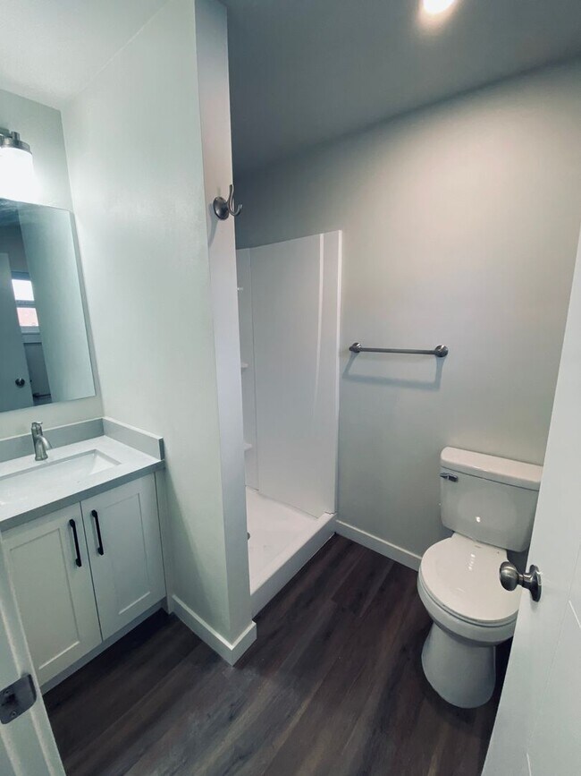 Building Photo - Newly Renovated Everett Apartment