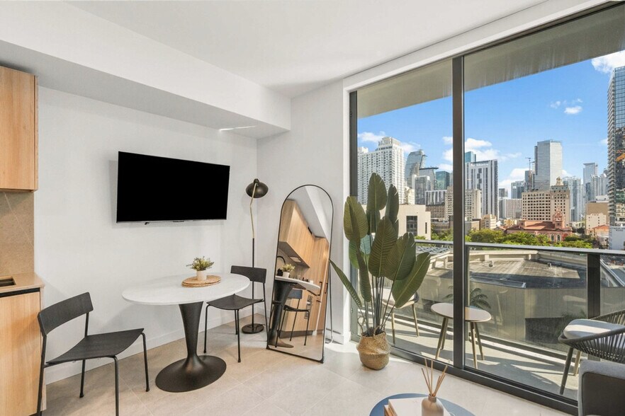 Building Photo - 121 NE 5th St